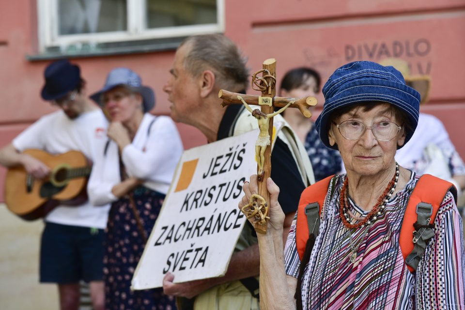Protestující před brněnským Divadlem Husa na provázku | foto: Igor Šefr,  ČTK