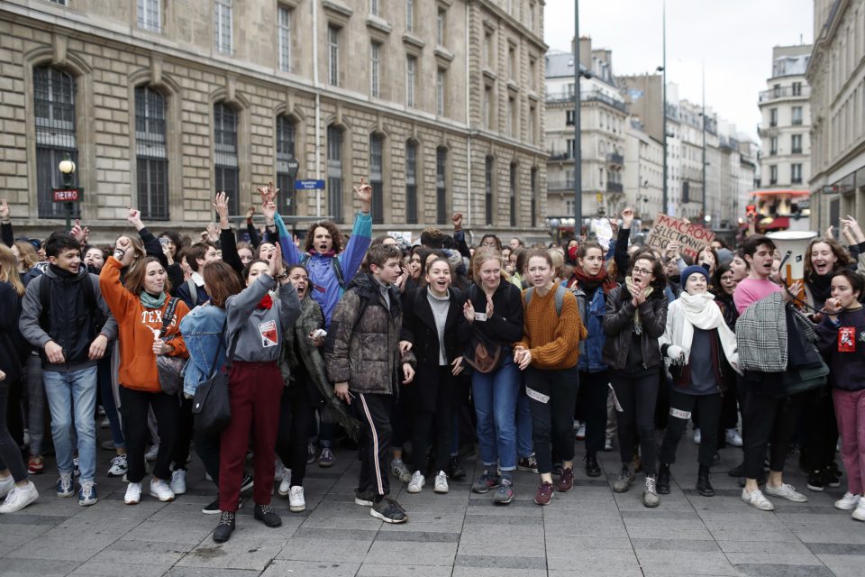 Studenti protestují proti vládní reformě a požadují demisi prezidenta | foto: Thibault Camus,  ČTK/AP