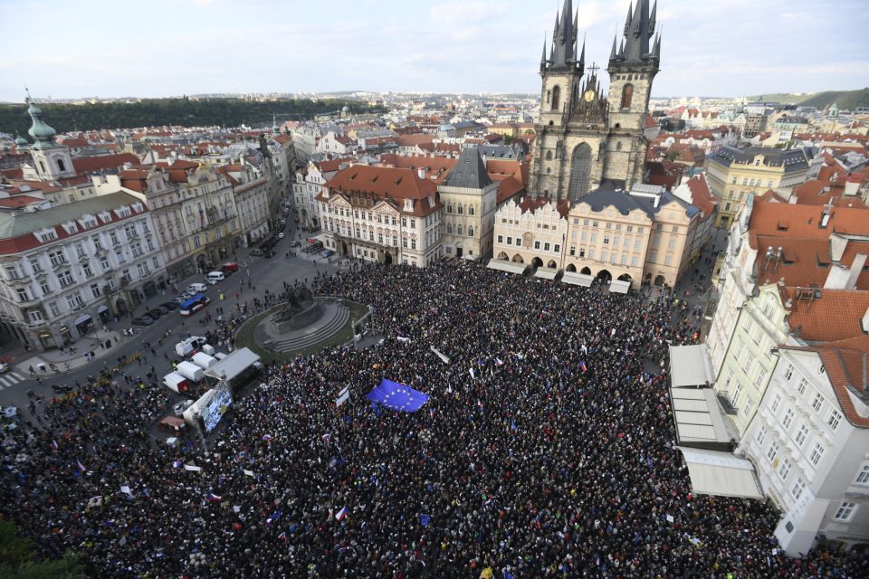 V Praze,  Brně a Ostravě vyrazili v pondělí večer do ulic lidé nespokojení s vládními změnami | foto: ČTK
