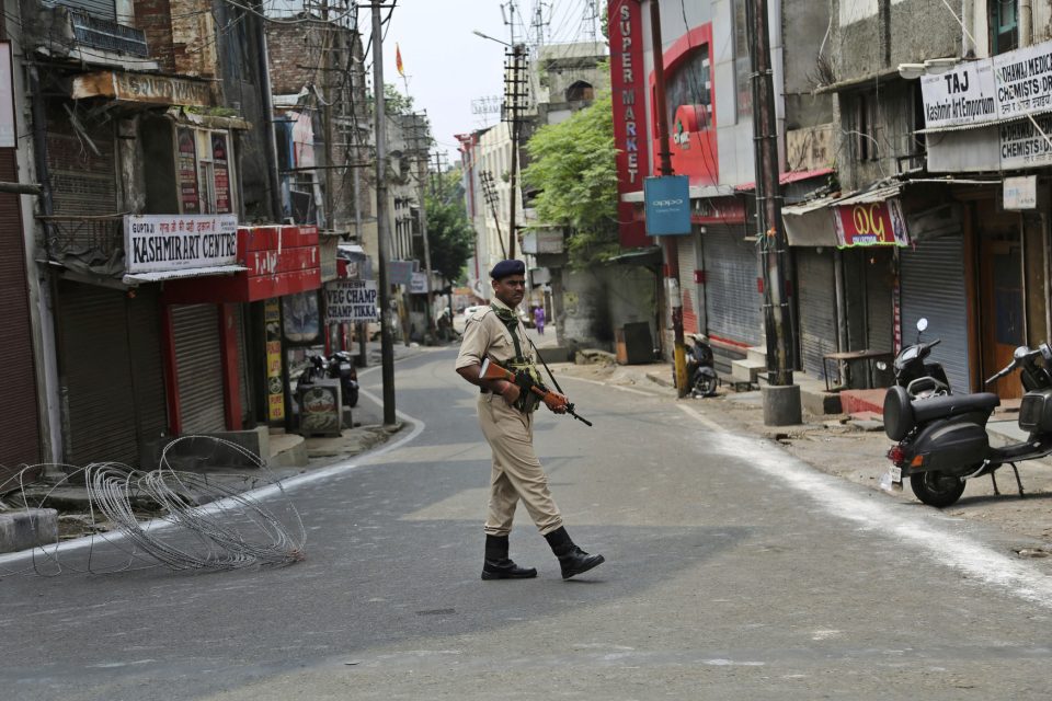 V Kašmíru platí zákaz vycházení. Vylidněné ulice hlídají vojáci | foto: Anand Channi,  ČTK