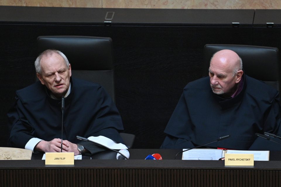 Předseda Ústavního soudu Pavel Rychetský  (vpravo) a soudce zpravodaj Jan Filip při veřejném vyhlášení nálezu soudu k zákonu o střetu zájmů | foto: Igor Zehl,  ČTK