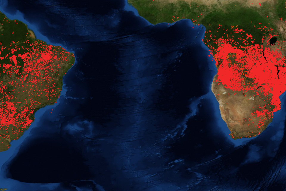 Srovnání požárů Amazonského pralesa a afrických tropických deštných lesů - satelitní snímek | foto: NASA/iROZHLAS