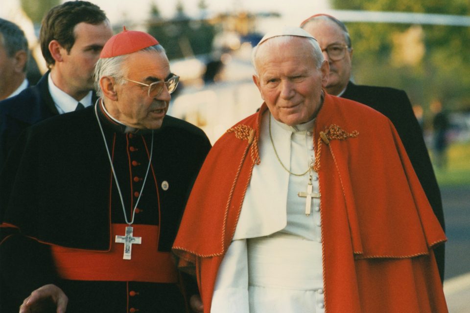 Papež Jan Pavel II.  (vpravo) a tehdejší kardinál Miroslav Vlk 22. 5. 1995 na letišti v Mošnově před odletem do Říma z krátké návštěvy Česka. | foto: Profimedia