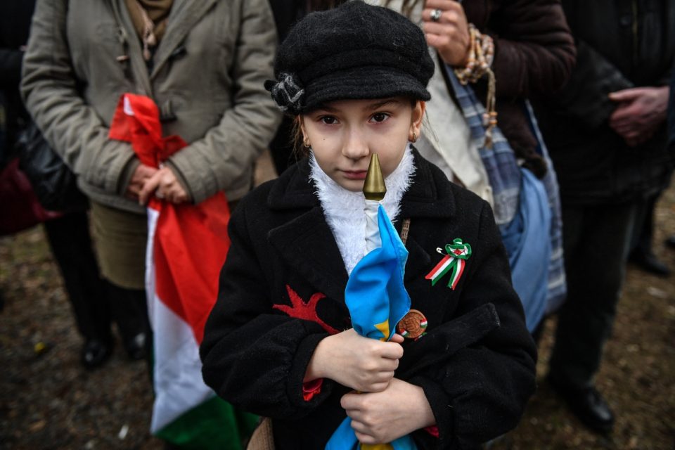Sikulské děvče s maďarskou trikolórou na klopě na velkém pochodu v Târgu Mureși. | foto: Fotobanka Profimedia