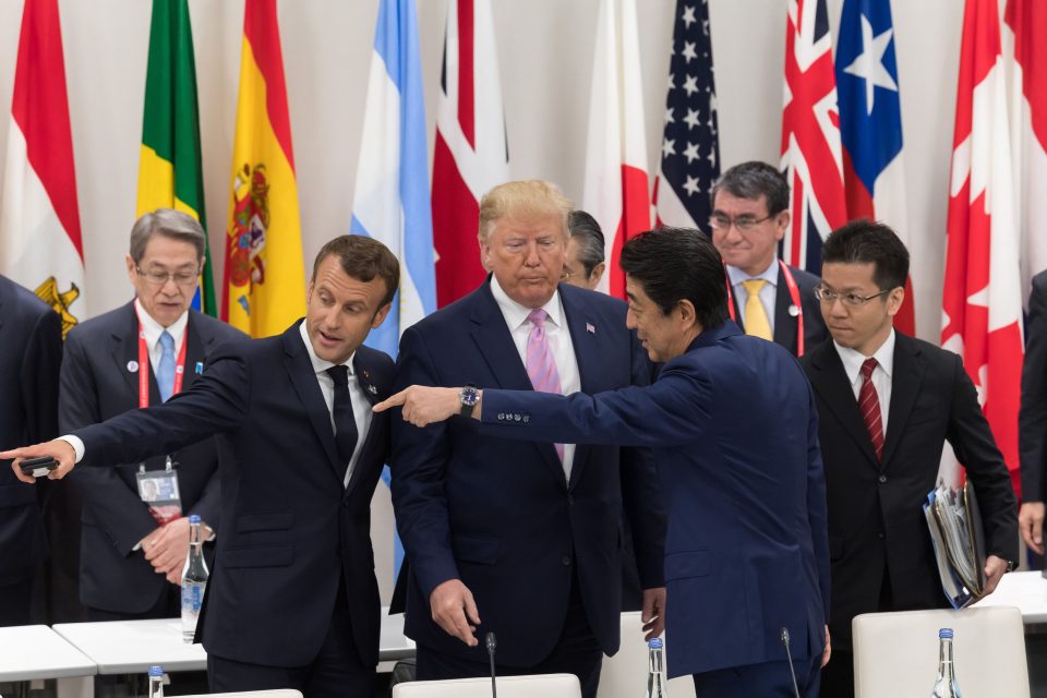 Francouzský prezident Emmanuel Macron,  jeho americký protějšek Donald Trump a japonský premiér Šinzó Abe na setkání G20 | foto: Profimedia