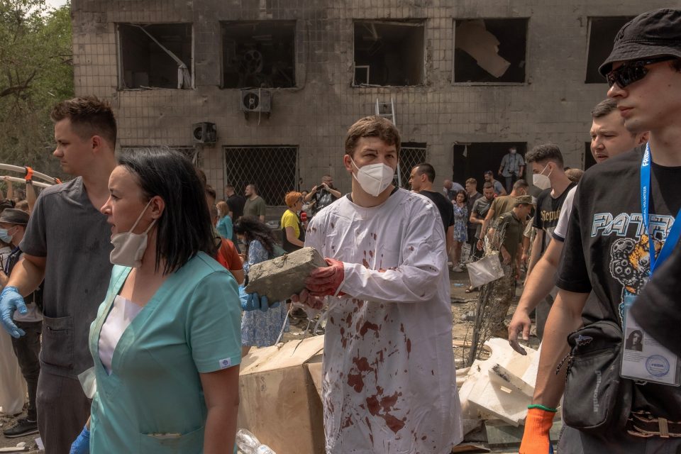 Lékař Ihor Kolodka pomáhá po útoku na nemocnici Ochmatdyt v Kyjevě | foto: Roman Pilipey / AFP,  Profimedia