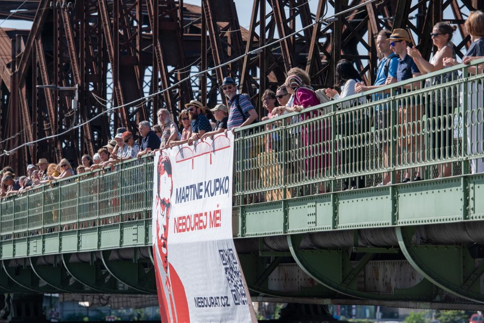 Na mostě byl také vyvěšen transparent,  který vyzýval ministra dopravy Martina Kupku  (ODS),  aby se zasadil o zachování mostu | foto: Zuzana Jarolímková,  iROZHLAS.cz