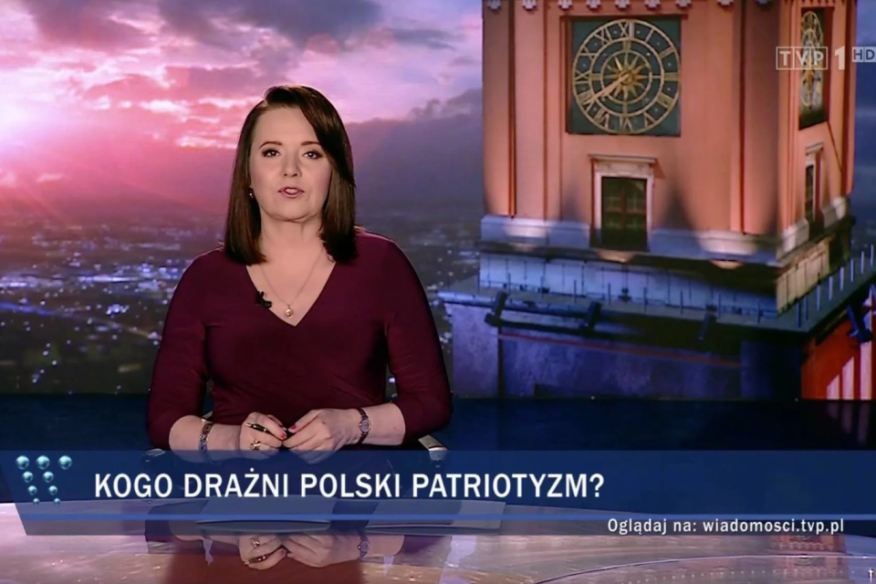 Moderátorka Zpráv Polské televize Danuta Holecká a titulek Koho dráždí polský patriotismus? | foto: Wiadomości TVP,  Repro iROZHLAS.cz