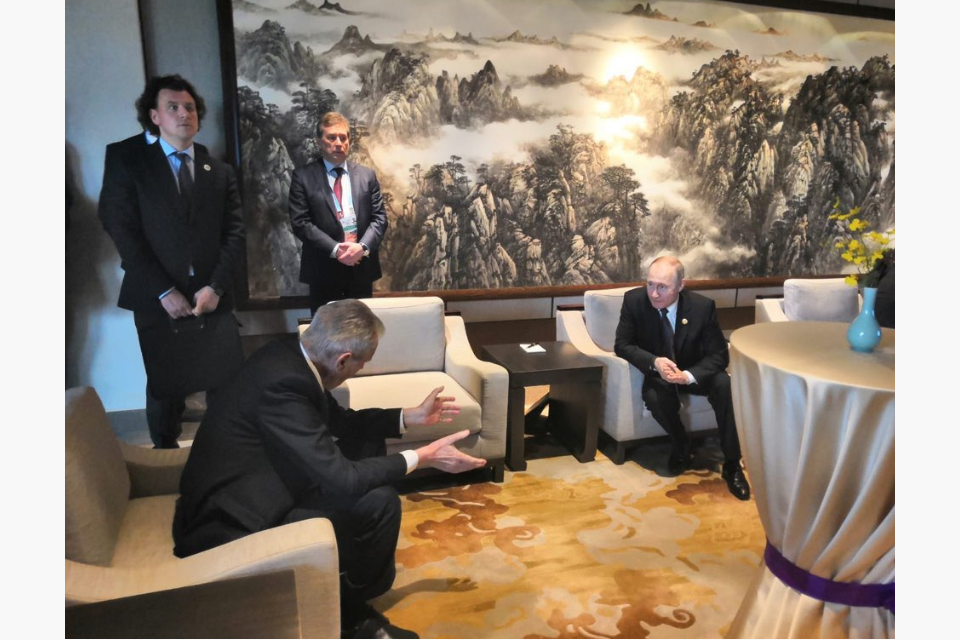 Miloš Zeman a Vladimir Putin při setkání v Pekingu | foto: Jiří Ovčáček,  twitter