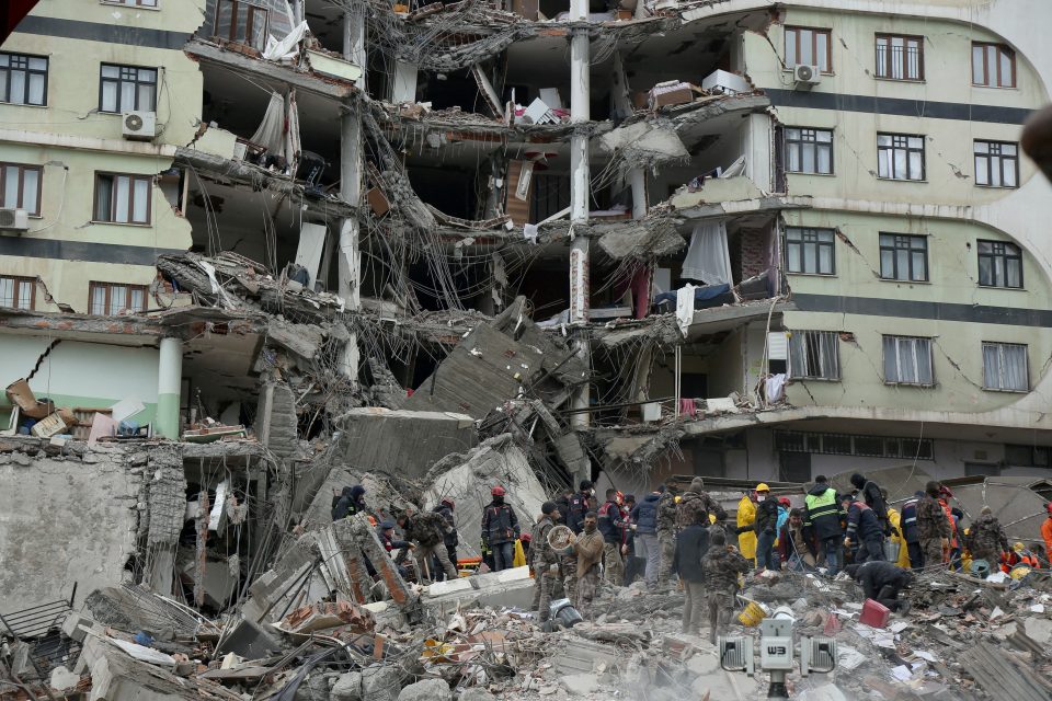 V tureckém městě Diyarbakir zničilo zemětřesení mnoho budov | foto: Reuters