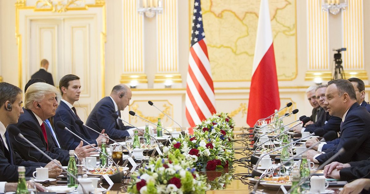 Die sich verschlechternden Beziehungen zwischen Amerika und Deutschland machen Polen Falten