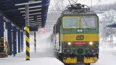 Vlak je opožděn z důvodu nepříznivých povětrnostních podmínek na trati - hlásají reproduktory na nádražích po celé ČR. Vlaky nabírají zpoždění.