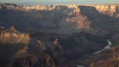Velký kaňon vyhloubila řeka Colorado v polopouštní skalnaté krajině na území dnešního státu Arizona. Je dlouhý přes 440 kilometrů