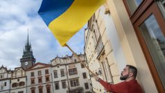 Pardubická radnice vyvěsila ukrajinskou vlajku na podporu tamním obyvatelům