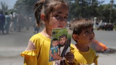 Děti afghánského vojáka, kterého zadržel Tálibán