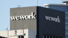 Řetězec WeWork, který podniká v coworkingu, tedy pronajímání sdílených kanceláří mladým firmám