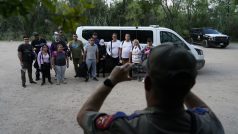 Skupina migrantů z Venezuely poté, co překročili hranice v americkém Texasu