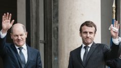 První zahraniční cesta nového německého kancléře Olafa Scholze vedla do Paříže. Na snímku s francouzským prezidentem Emmanuelem Macronem