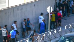 Maročané čekají před azylovou kanceláří ve španělské Ceutě