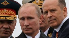 Putinovi blízcí. Vlevo ministr obrany Šojgu, vpravo šéf FSB Bortnikov