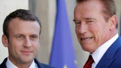 Emmanuel Macron a Arnold Schwarzenegger.