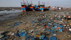 Pláž znečištěná plastovým odpadem