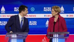 Mike Bloomberg, Pete Buttigieg, Elizabeth Warrenová, Bernie Sanders a Joe Biden během desáté debaty demokratických kandidátů