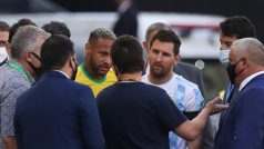 Brazilec Neymar (ve žlutém dresu) a Argentinec Lionel Messi (v bílomodrém dresu) debatují na hřišti během přerušeného utkání.