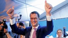 Volební lídr CDU v Severním Porýní-Vestfálsku Hendrik Wüst se raduje z vítězství své strany