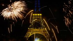 Francie slavila výročí dobytí Bastily. Eiffelovu věž rozzářil velký ohňostroj a ukrajinská vlajka