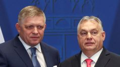 Slovenský premiér Robert Fico (vlevo) po schůzce s maďarským kolegou Viktorem Orbánem v Budapešti