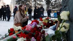 Žena sedí u Solověckého kamene, který slouží jako památník obětem politických represí. Právě tam se lidé shromáždili, aby uctili památku ruského opozičního vůdce Alexeje Navalného