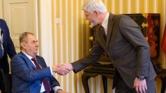 Dosluhující prezident Miloš Zeman si potřásá ruskou se svým nástupcem Petrem Pavlem v Lánech