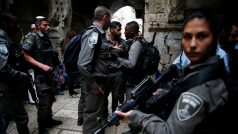 Izraelské bezpečnostní jednotky na místě útoku  v Jeruzalémě
