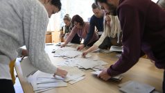 Členové volební komise v Kolektivním domě ve Zlíně sčítají hlasy, které voliči odevzdali v prvním kole prezidentských voleb