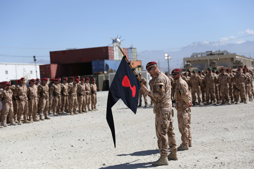 Čeští vojáci v Afghánistánu se symbolem soudržnosti roty, Husitským praporem