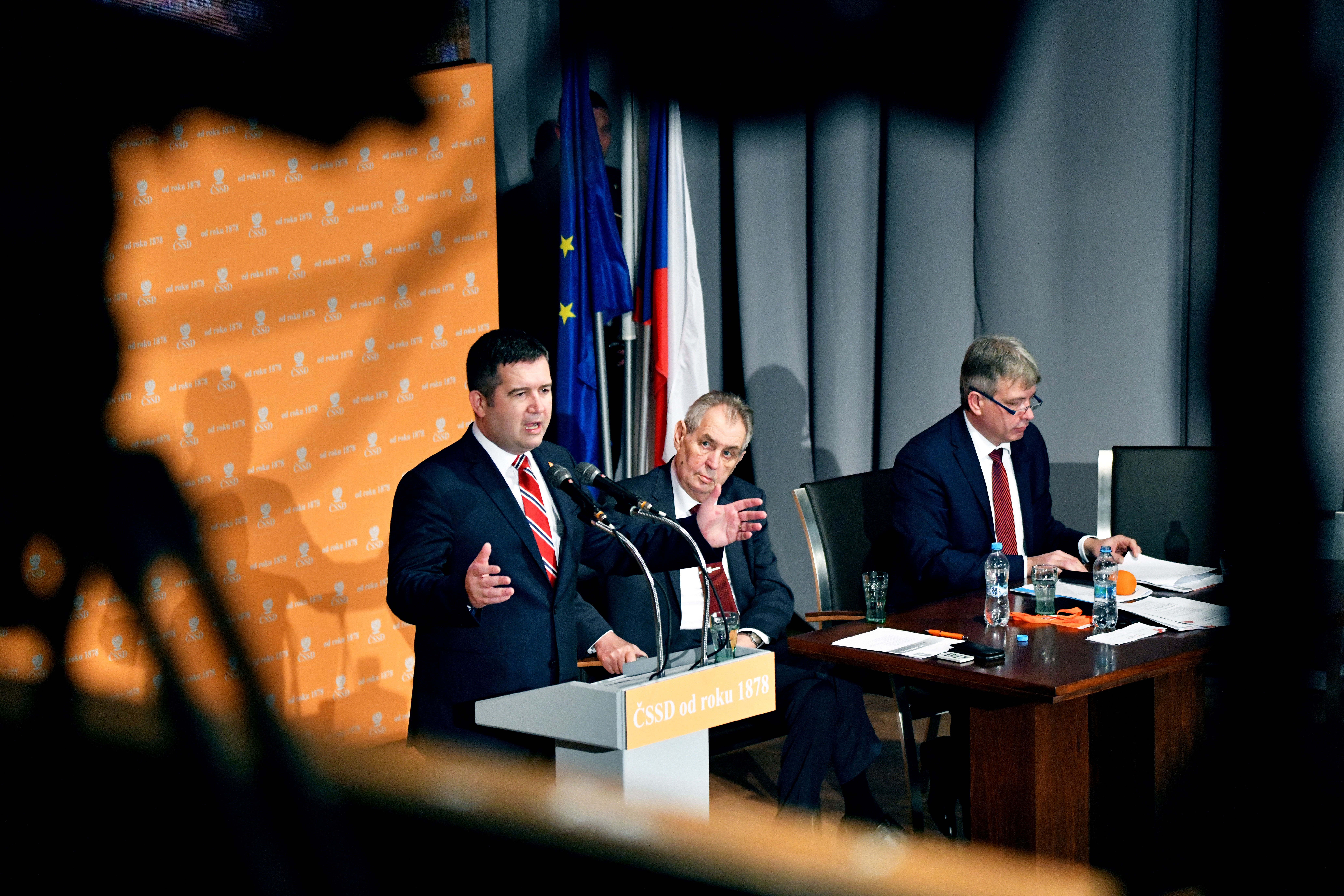 Projevu staronového předsedy ČSSD Jana Hamáčka o stavu strany v úvodu sjezdu přihlížel i prezident Miloš Zeman