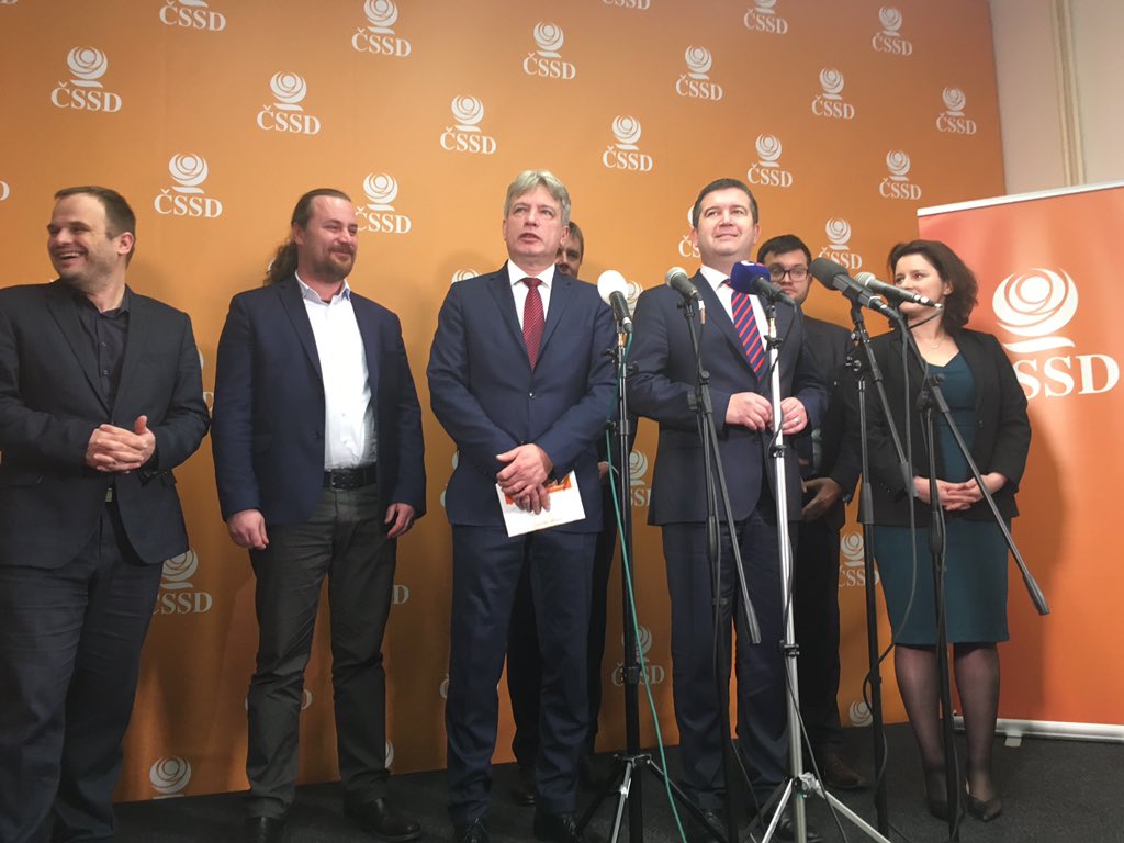 Nové vedení ČSSD na sjezdu strany v Hradci Králové