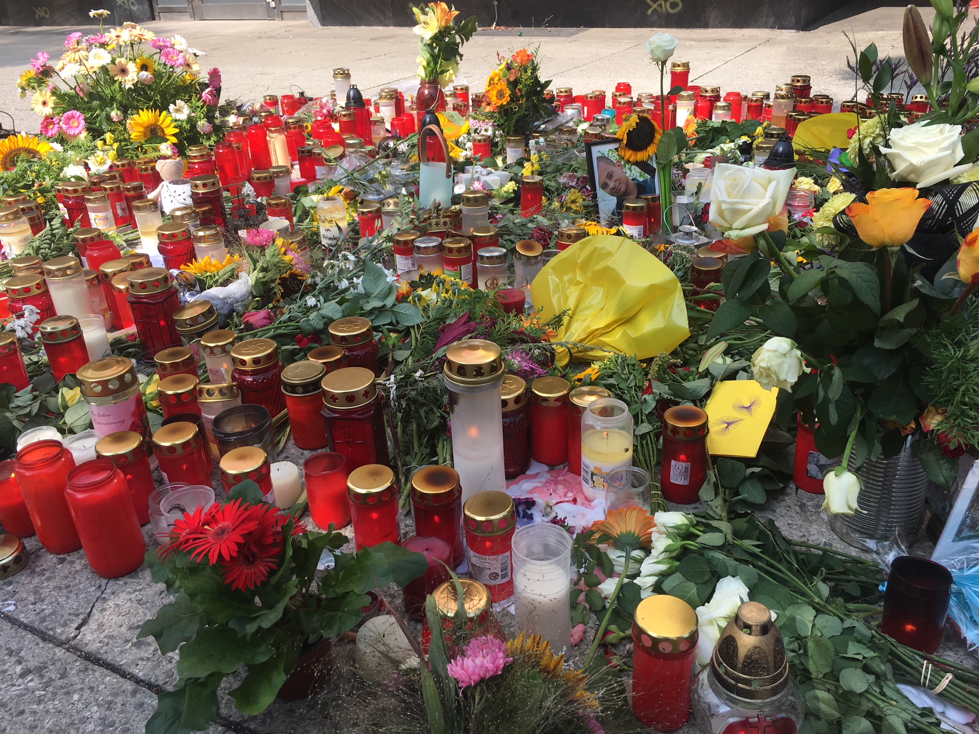 Pietní místo v německém Chemnitz, kde došlo k vraždě Němce dvěma muži syrského a iráckého původu