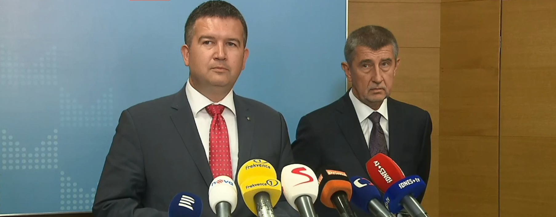 Premiér Andrej Babiš z hnutí ANO a ministr vnitra Jan Hamáček z ČSSD.