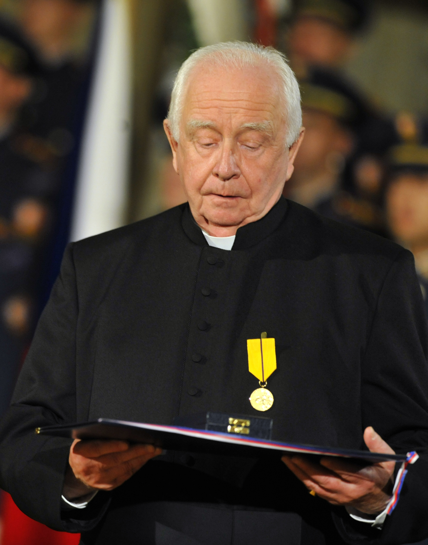 Kněz Petr Piťha získal v roce 2011 z rukou Václava Klause medaili Za zásluhy.