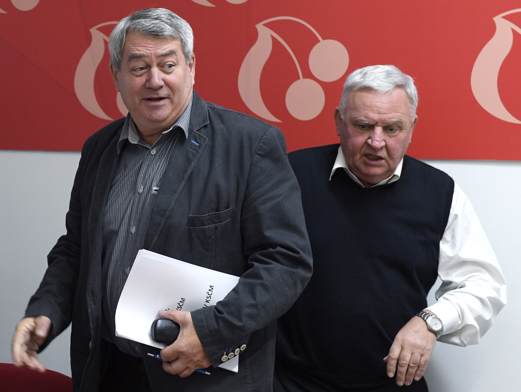 Předseda KSČM Vojtěch Filip (vlevo) a místopředseda Václav Ort