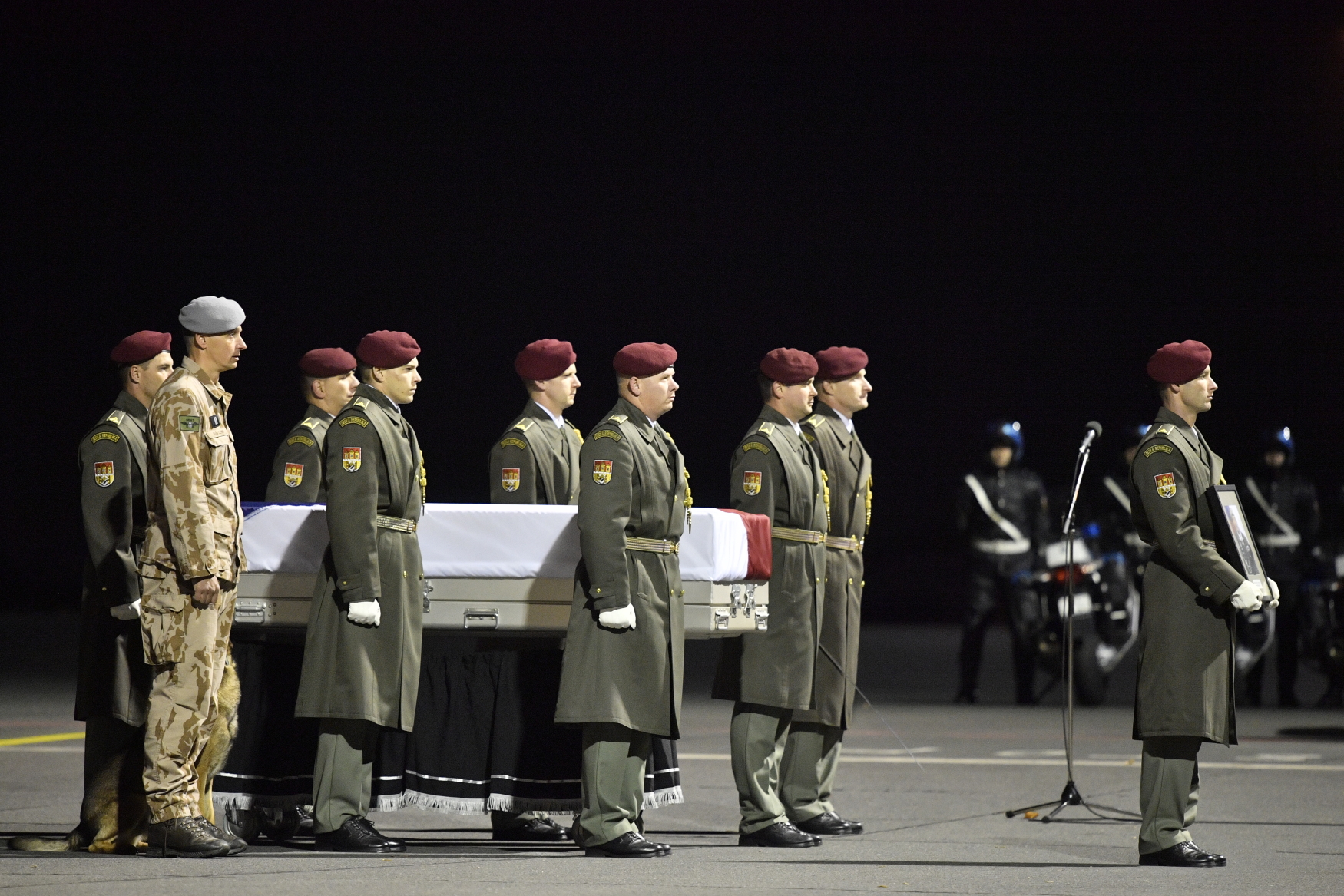 Čestná stráž nese ostatky zastřeleného vojáka Tomáše Procházky, který zemřel 22. října po útoku afghánského vojáka na základně Šindánd v afghánské provincii Herát.