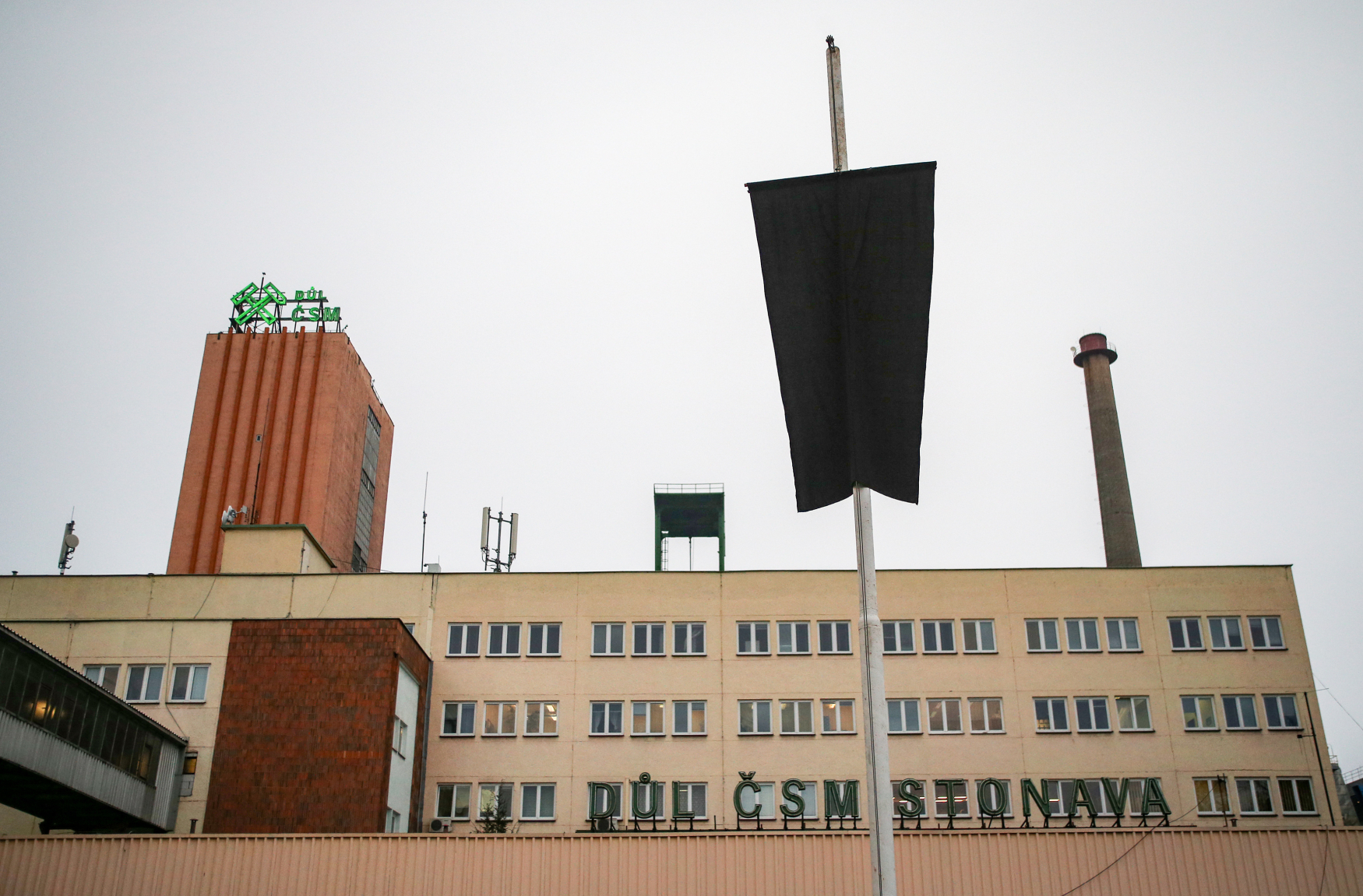 Černá vlajka nad budovou dolu ČSM Stonava