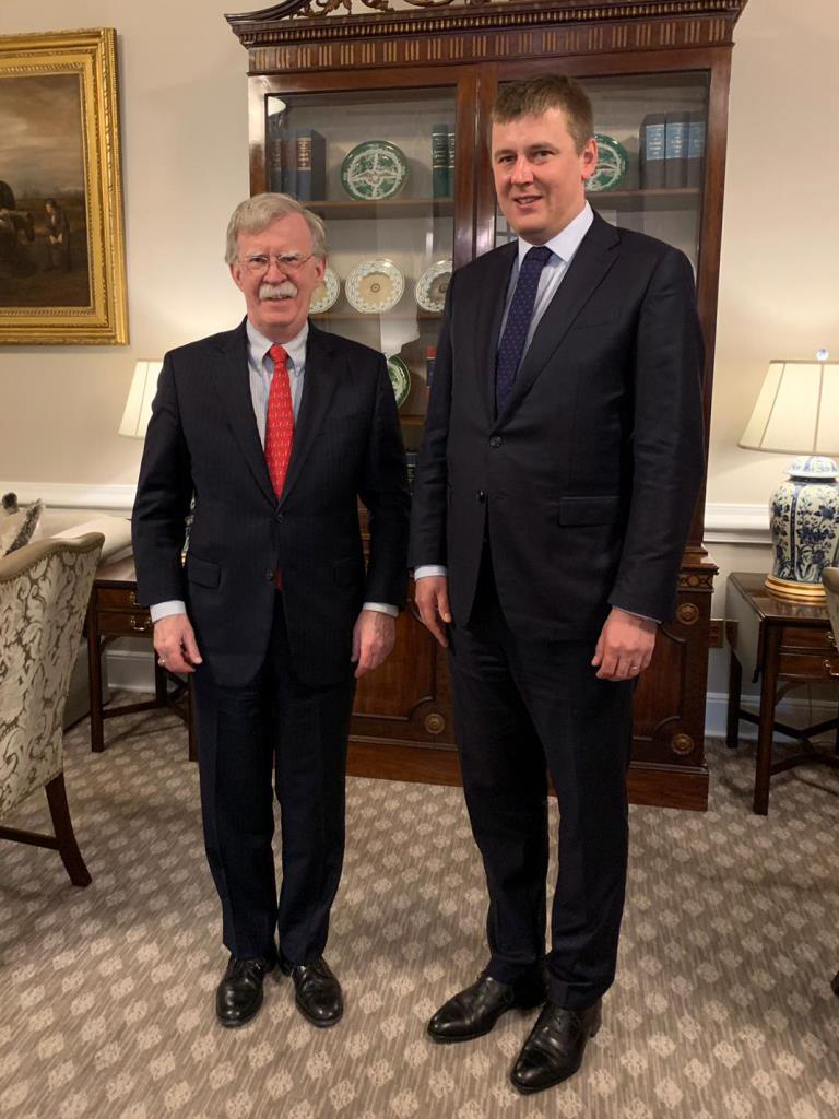 Český ministr zahraničí Tomáš Petříček jednal 21. února 2019 ve Washingtonu s poradcem prezidenta Donalda Trumpa pro otázky národní bezpečnosti Johnem Boltonem