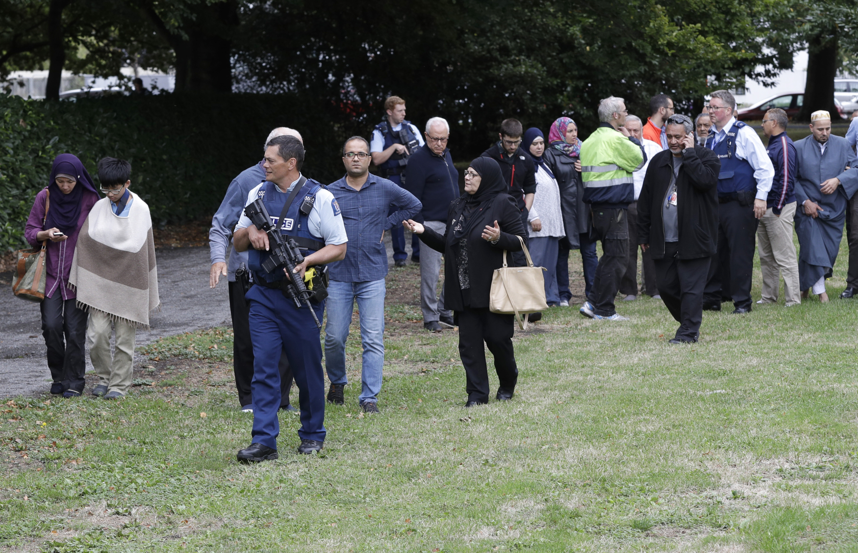 Policie odvádí svědky střelby z mešity v centrální části města Christchurch