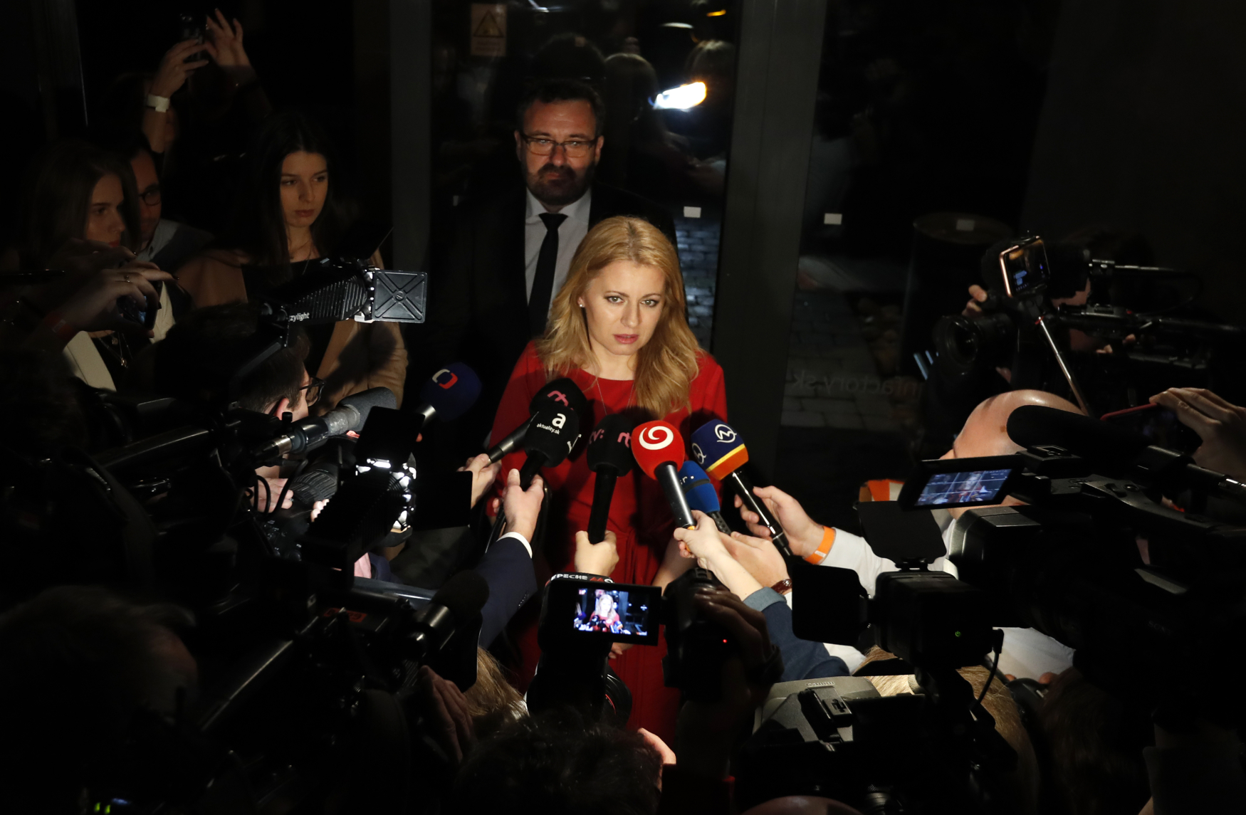 Kandidátka Zuzana Čaputová mluví po příchodu do bratislavského volebního štábu k novinářům Kandidátka Zuzana Čaputová mluví po příchodu do bratislavského volebního štábu k novinářům