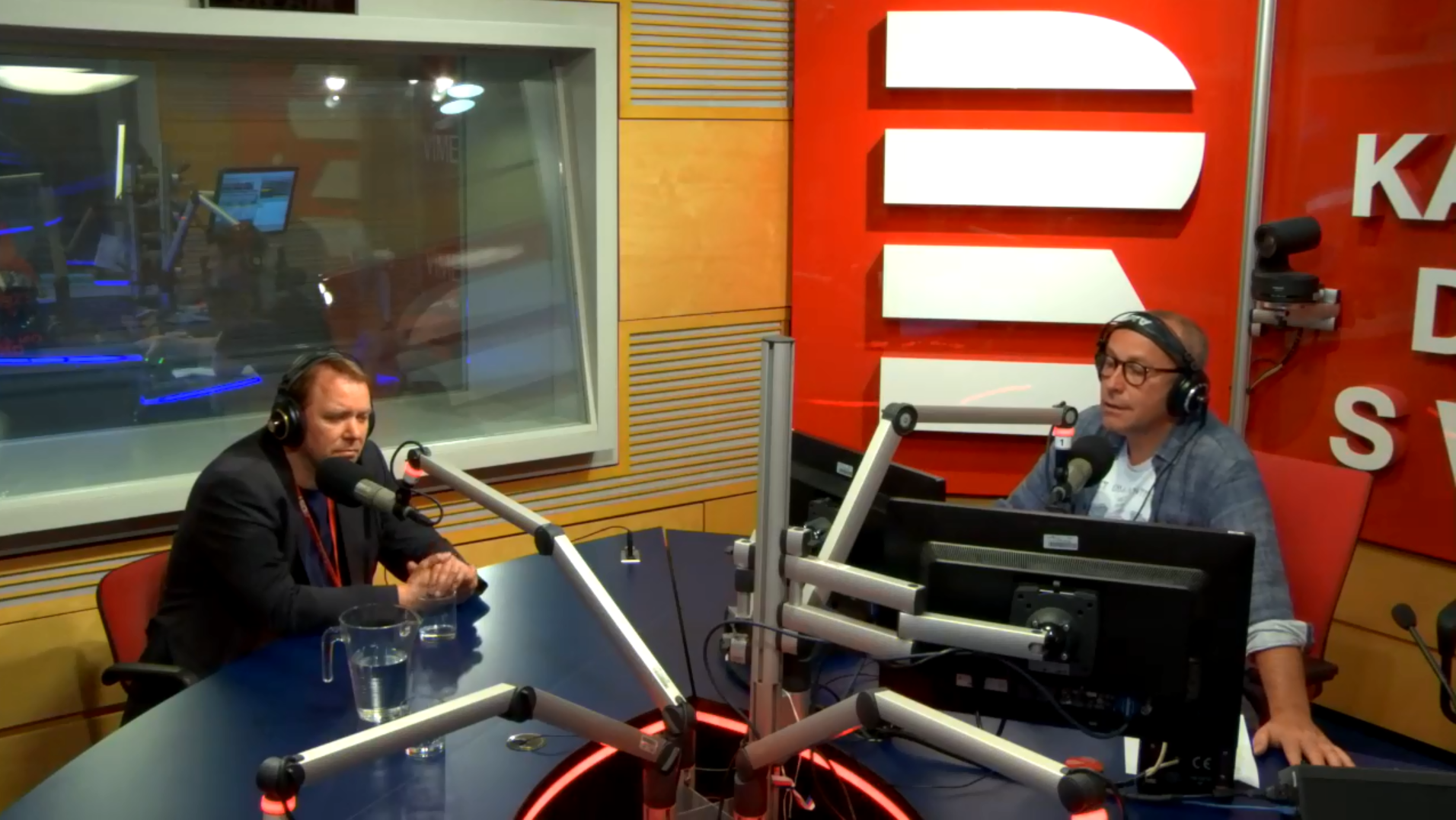 Jan Pokorný (vpravo) a komentátor Luboš Palata během volebního speciálu Radiožurnálu a Českého rozhlasu Plus