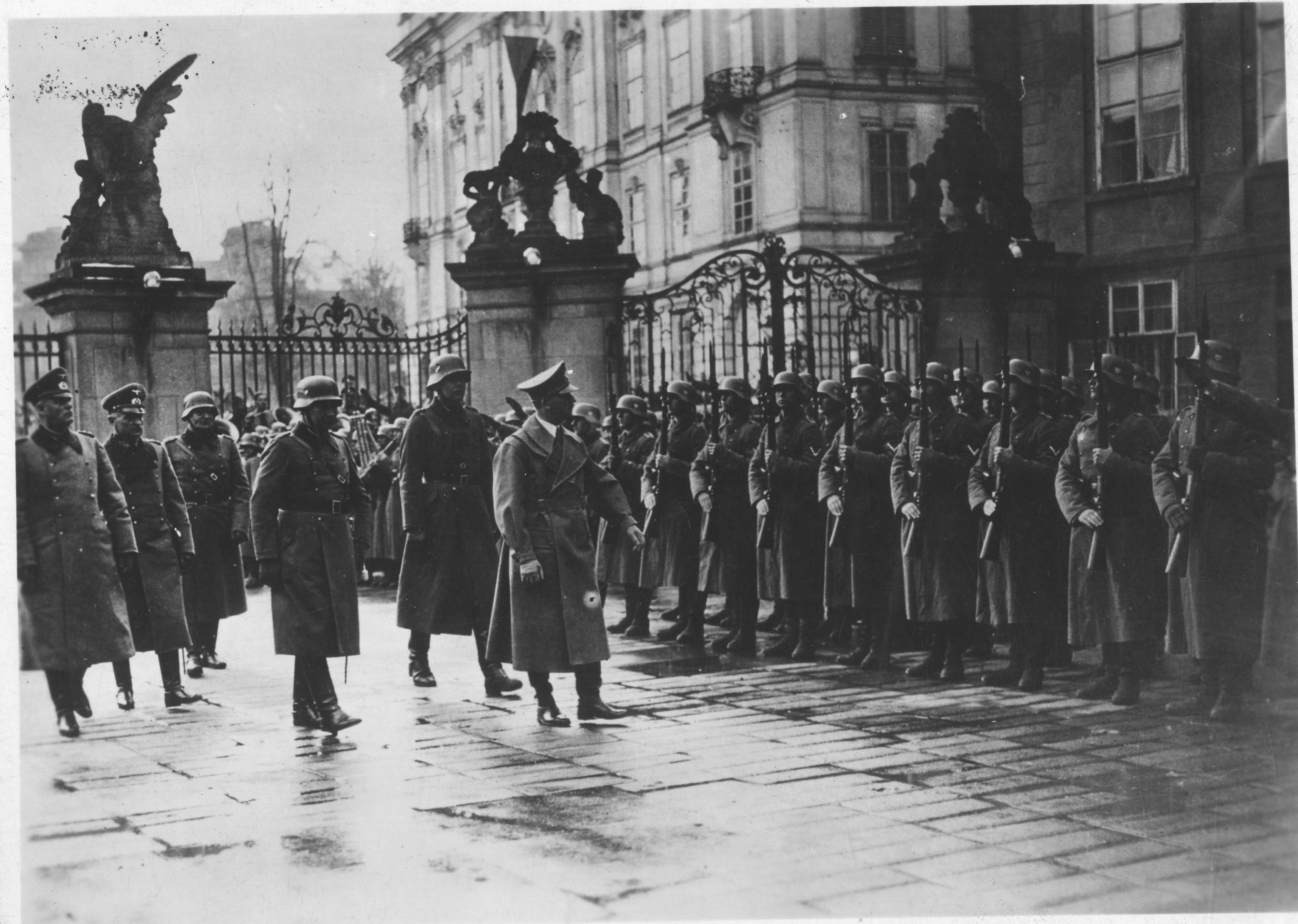 Vůdce třetí říše Adolf Hitler vykonává přehlídku vojsk na Pražském hradě